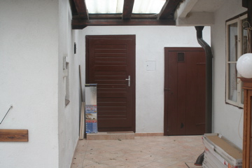 Eingang hinten (Badezimmer und Kellerabgang)